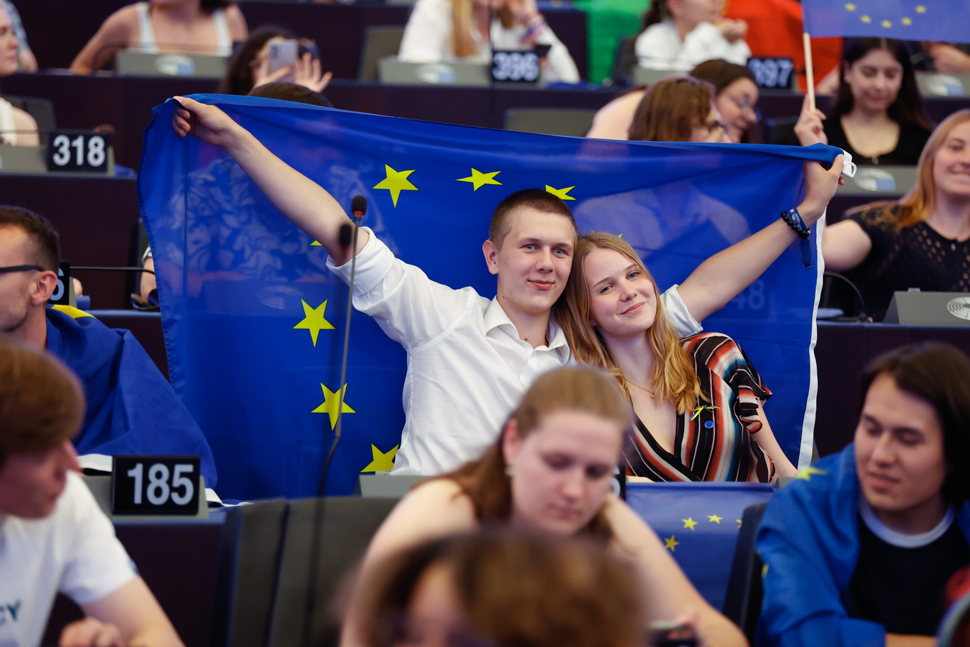eye2025-couple holding the EU flag